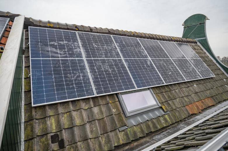 6 zonnepanelen op de hoge nok.