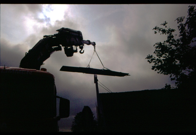23-07-2004, Staalpakket voor de bouw van de Hanzesloep wordt in de achtertuin gehesen door Winder Limmen. 