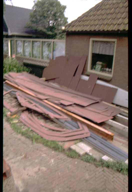 24-07-2004, Staalpakket  in de achtertuin.