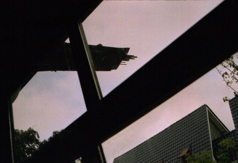 23-07-2004, Staalpakket half boven het huis vanuit door het zijraam gezien