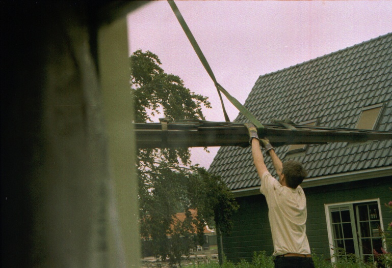 23-07-2004, Staalpakket naast het huis met Richard erbij