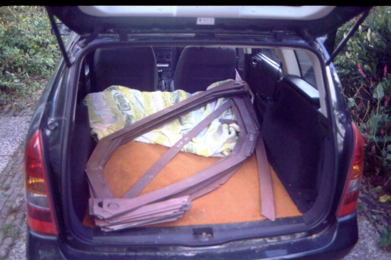 27-09-2004, 280 gaten Spant 10 t/m 20 achterin de auto opa van den Berg nadat Richard op de Obdammerdijk er gaten in heeft geboord