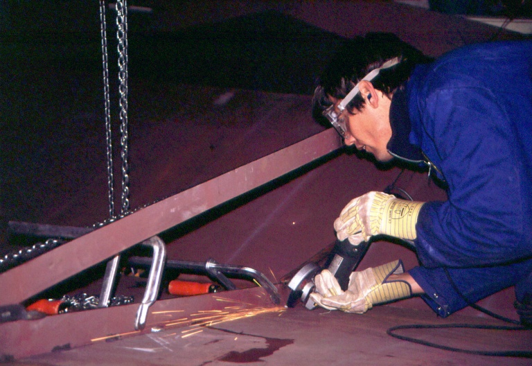 05-12-2004, Richard aan het slijpen op de nieuwe boot