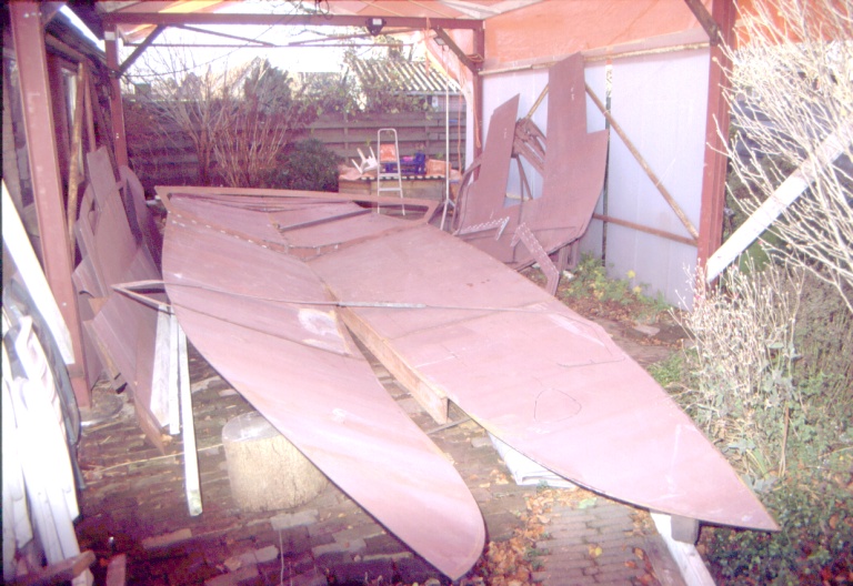 03-12-2004, Spant op de bodemplaten gelast, eerste spant!