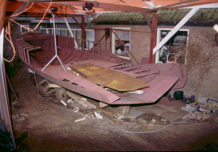 11-01-2005, Voorste platen van de bovenste gang erop en de bodemplaat van de voorpiek, zaterdag de 8e stormde het en de hele week is het nog ontstuimig met zondag een rustige dag met windkracht 5 