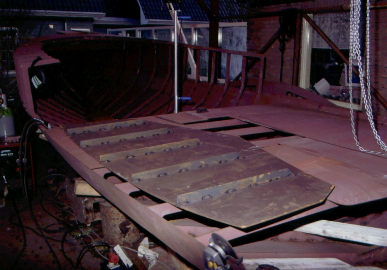 22-01-2005, Spanten op het achterpiekschot gelast.